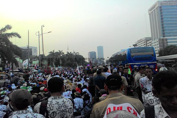 Ribuan Guru Balik ke...