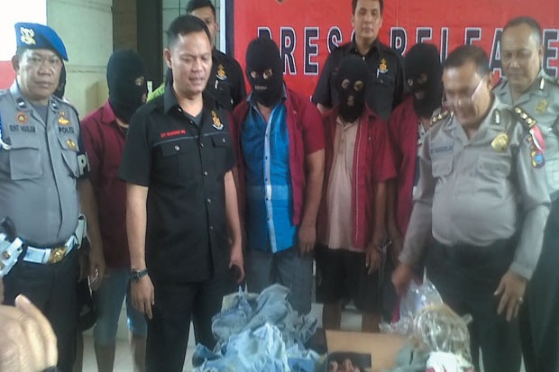 Enam Perampok Bersenpi...