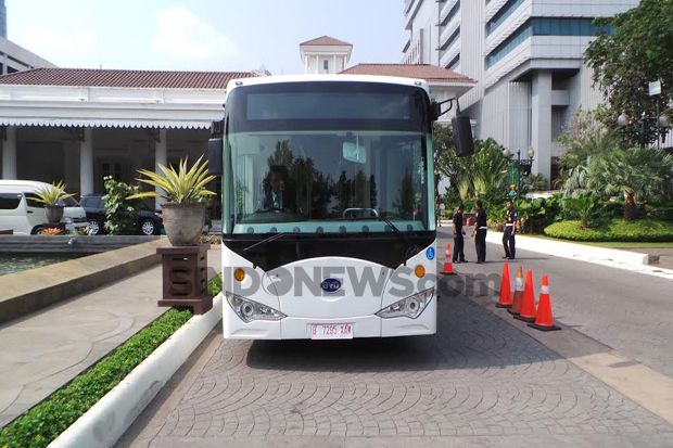 Bus China Ingin Mengaspal...