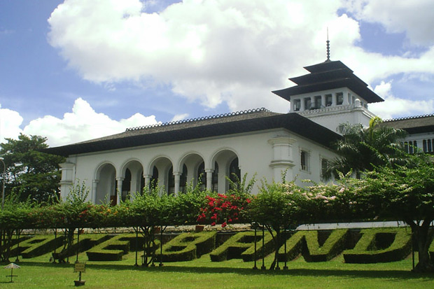 Lima Hotel Murah di...