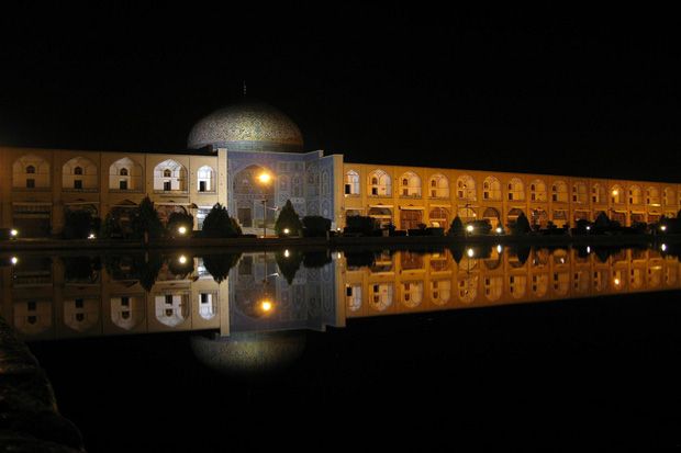 2 Bangunan Masjid Ini...