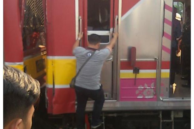 Commuter Line Tabrakan...