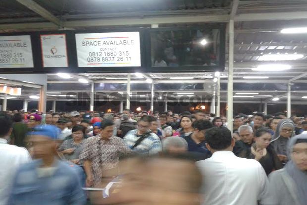 Ribuan Penumpang Padati...