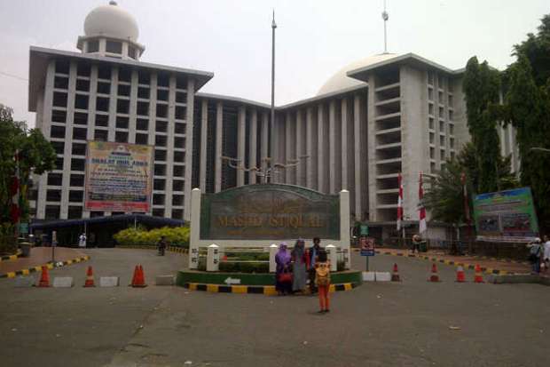 Dini Hari Nanti, Istiqlal...