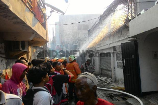 Evakuasi 5 Korban Kebakaran...