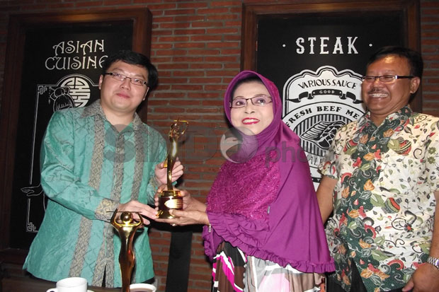 Waldjinah Terima Piala...