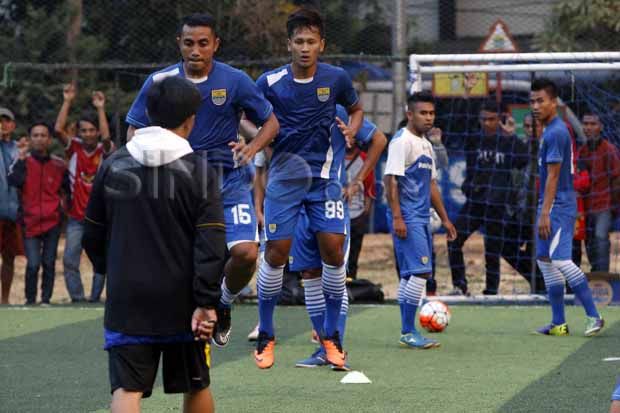 Jalani Debut, Yandi...