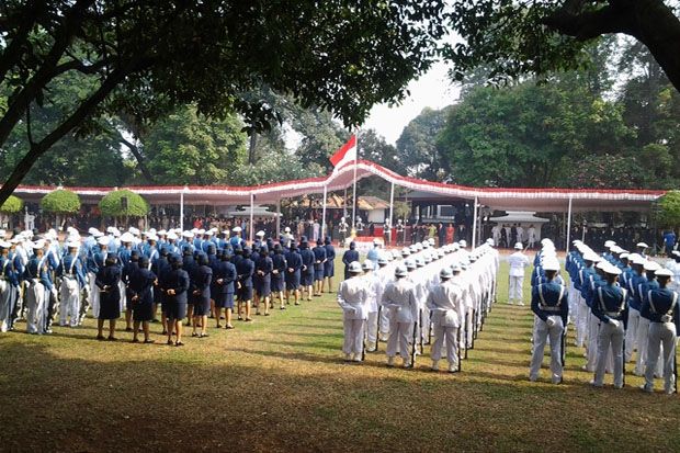Jokowi Pimpin Upacara...