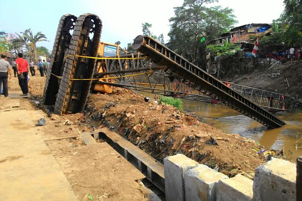 Crane Roboh di Kampung...