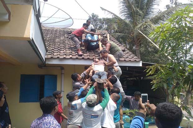 Petugas Bantuan Tenaga...