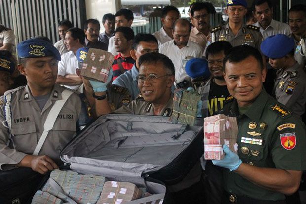 Polisi Cek Jumlah Uang...