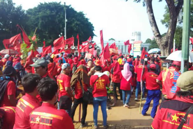 Tuntut Hapus Outsourcing,...
