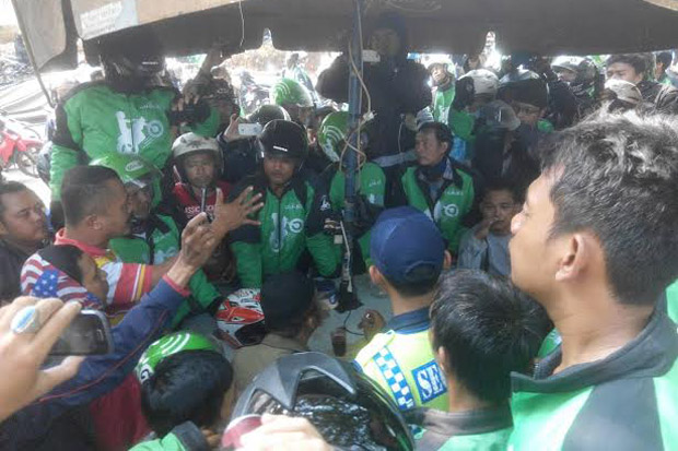 Masuk Kampus UI, Pengemudi...