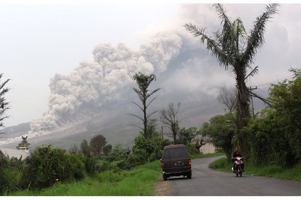 Sinabung Luncurkan Awan...