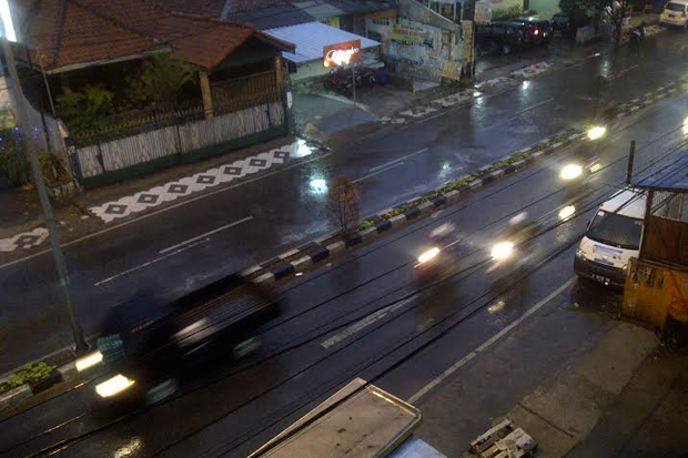 Diguyur Hujan, Arus...