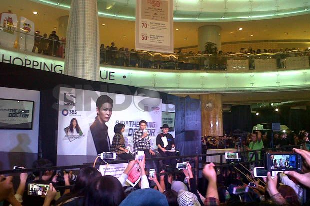 Kencan Joo Won Diwarnai...