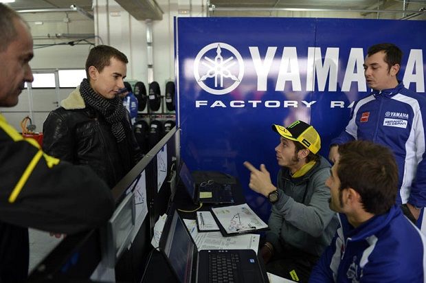 Rossi Bidik Posisi Lorenzo...