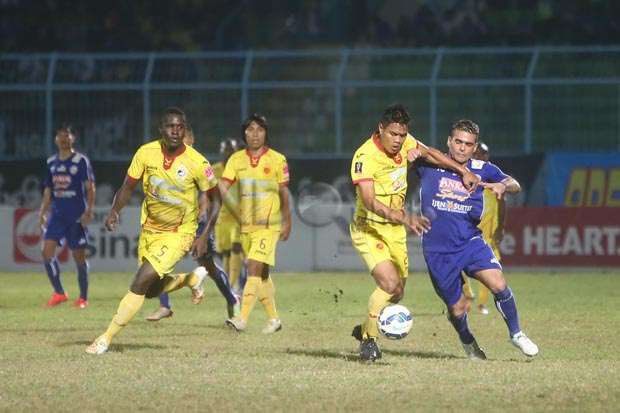 Tekuk Arema, Sriwijaya...