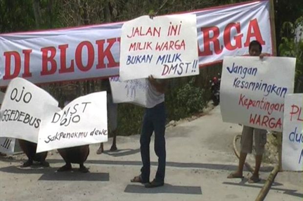 Warga Blokade Jalan...