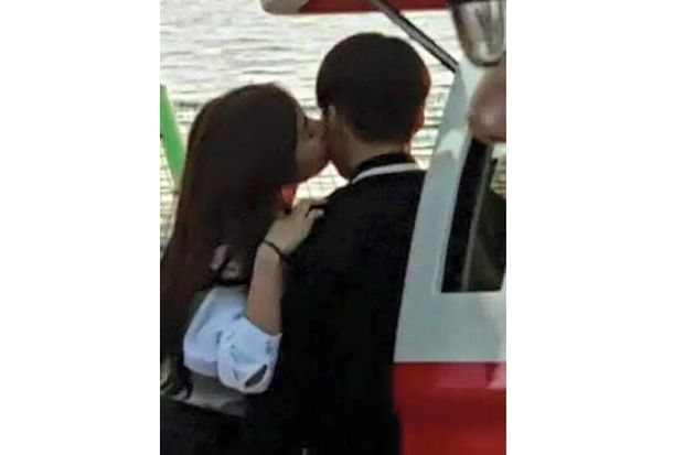 Kim So Eun Cium Mesra...