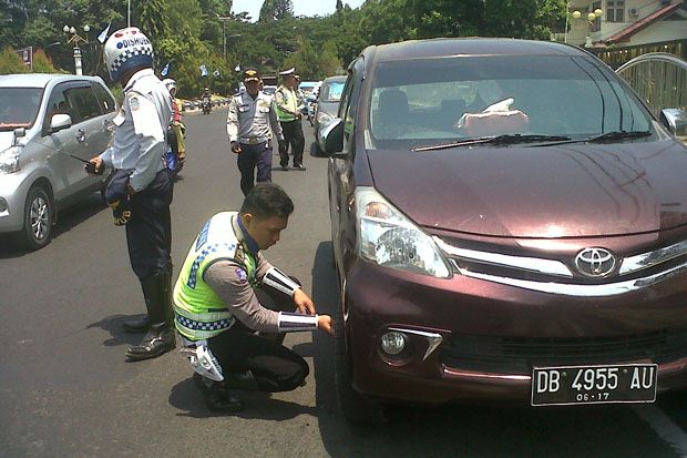 Parkir di Pinggir Jalan...