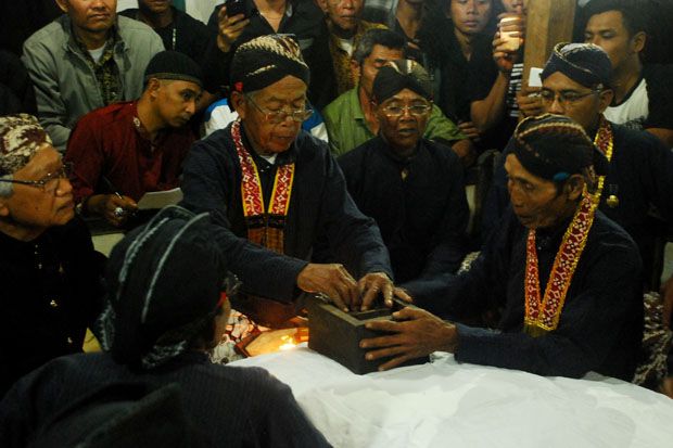 Kisah Kain Keramat Pembungkus...
