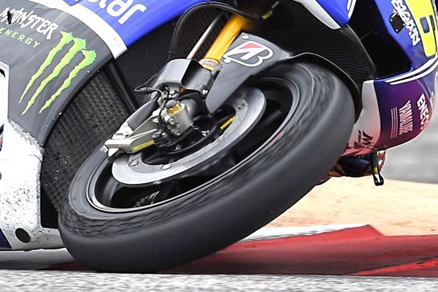 Rossi Cs Gunakan Ban...