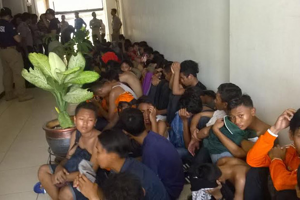 Lempar Batu ke Bobotoh,...