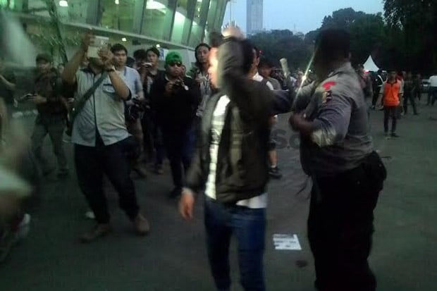Lempari Kaleng ke Bobotoh,...