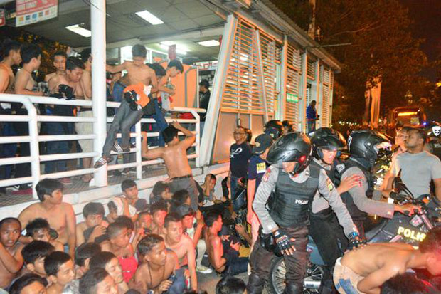 Puluhan Jakmania Nekat...