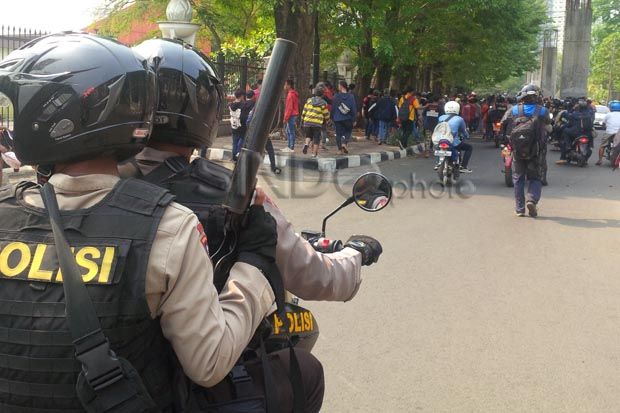 Tembakan Gas Air Mata...