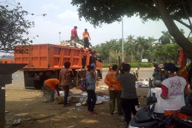 Pasukan Oranye Bersihkan...