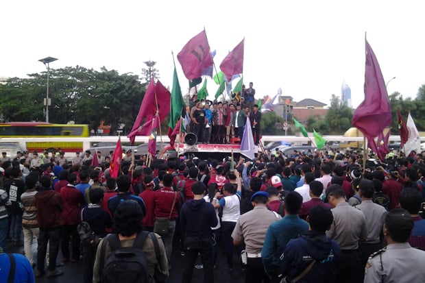Mahasiswa: Tarik Mandat...