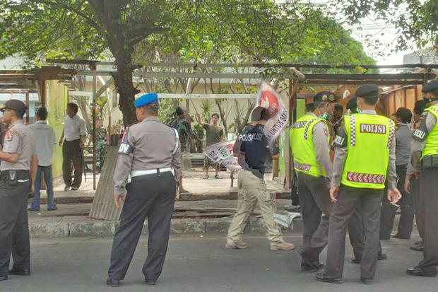 Polisi Kawal Pembongkaran...
