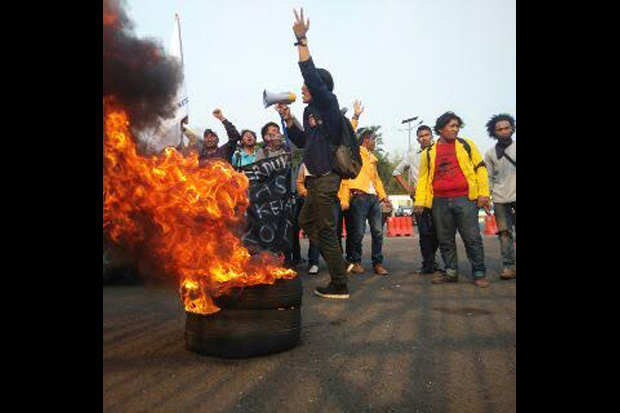 Demo di DPR, Mahasiswa...