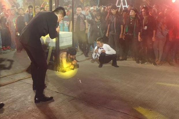Limbad Tampilkan Ketegangan...