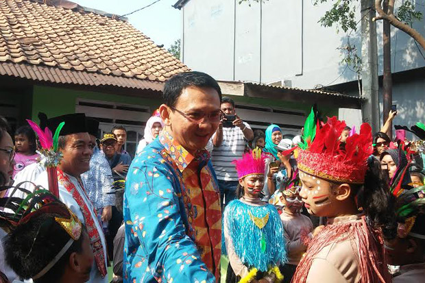 Disambut Bocah SD, Ahok...