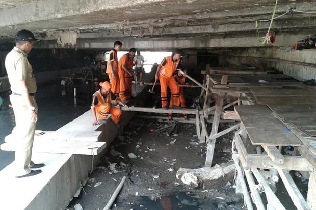 Gubuk Liar di Kolong...