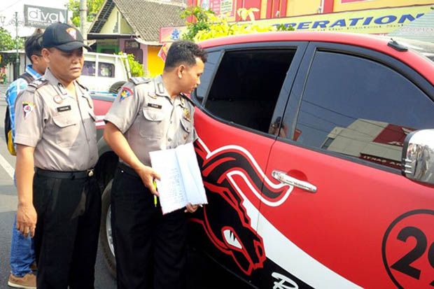 Kaca Mobil Dipecah,...