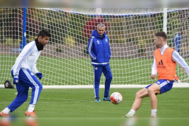 Mourinho Cermati Tangan...