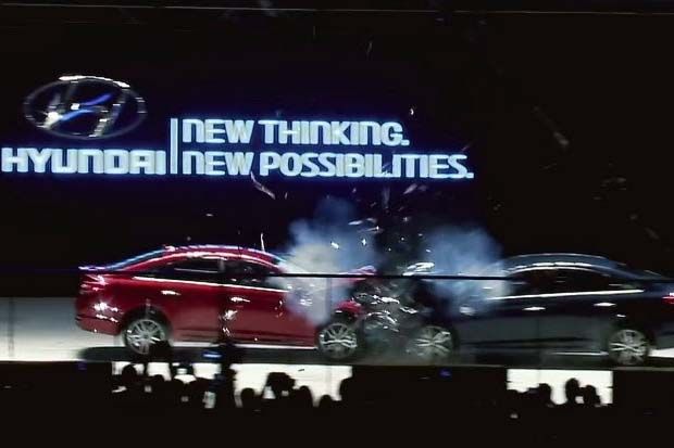 Dua Mobil Sedan Sonata...
