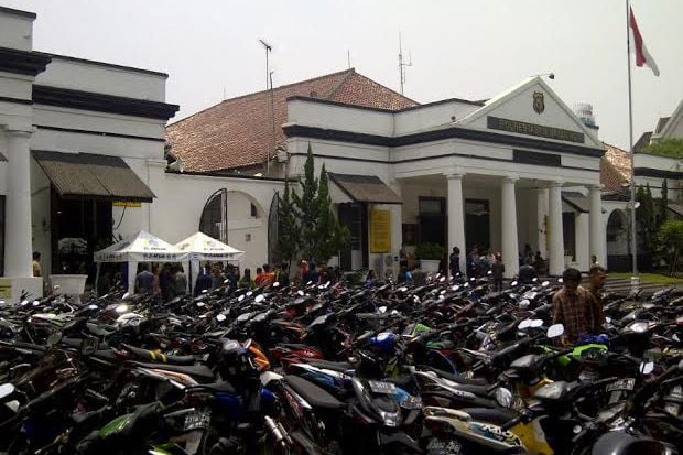 Pakai Knalpot Bising,...