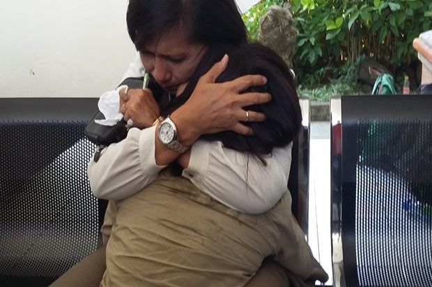 Saksi Tunjukkan Barang...