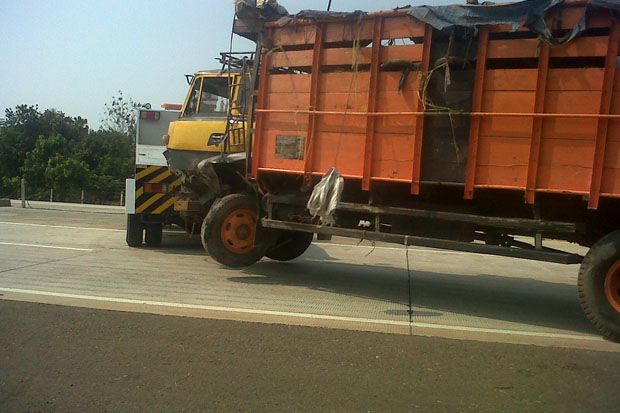 Dua Truk Tabrakan di...