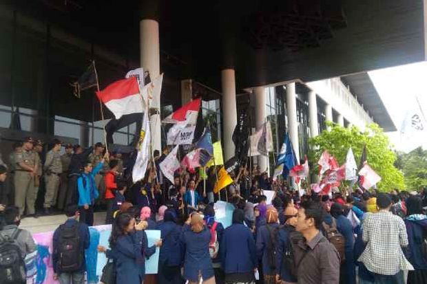 Mahasiswa Desak Gubernur...
