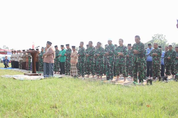 Warga, TNI, dan Polri...