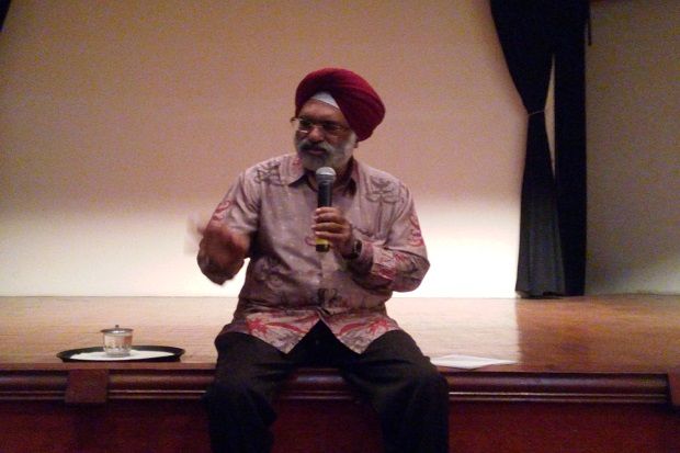 India Bantu Korban Gempa...