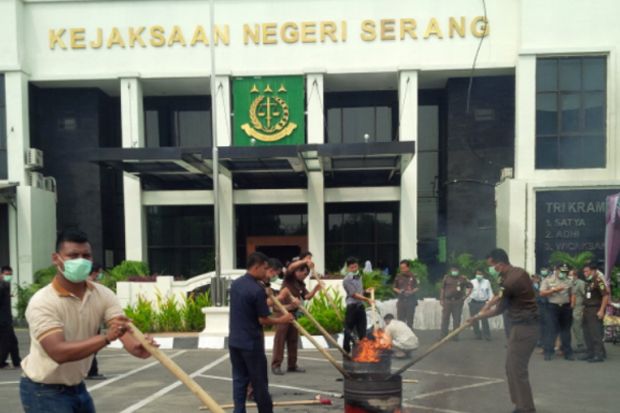 Kejari Serang Musnahkan...