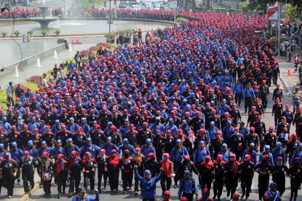 Buruh Kirim Petisi Lawan...