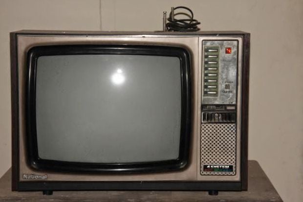 TV Hitam Putih Pertama...